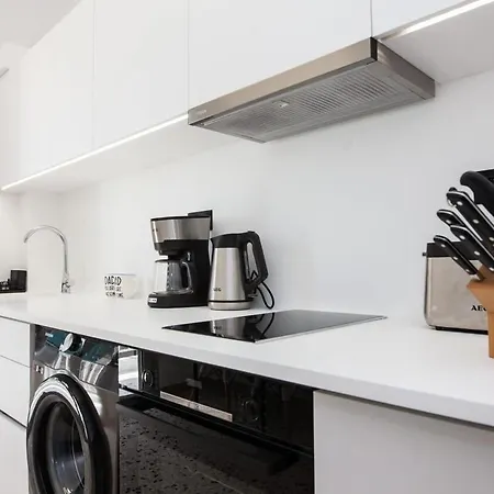 Modern New Comfort 2 Bd Apt In Centre Apartment
